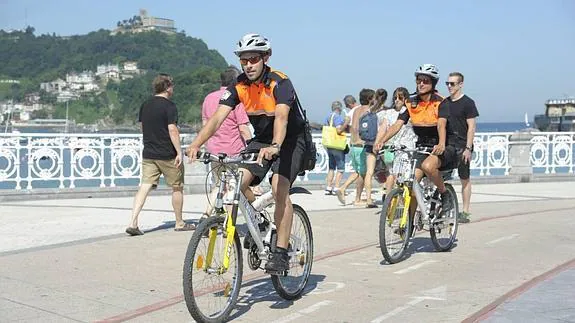 Agentes en bici por Donostia