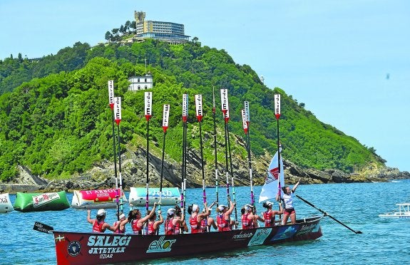 Las remeras de la trainera de Zumaia-Salegi Jatetxea celebran la victoria y la bandera conseguida. 