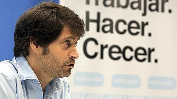 El secretario general del PP de Bizkaia, Javier Ruiz, en la rueda de prensa que ha ofrecido en Bilbao