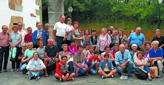 Goizean, udaletxe aurreko plazan taldeko argazkia atera eta gero abiatu ziren ezkio-itsasoarrak kostaldera. 