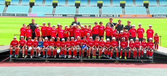 Real Sociedad. Los participantes en la V edición del 'Geroa Sortuz' pudieron visitar las instalaciones, tanto de Zubieta como de Anoeta, y estar con algún jugador txuri urdin. 