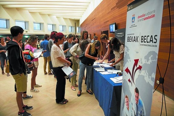 Jóvenes se informan en uno de los stands de Gazteekin'15, ayer en el Kursaal. 