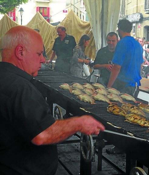 Bisiguaren Festa. Luis Mari Uranga prepara besugos en la feria. 