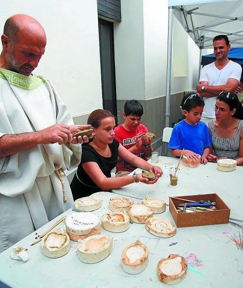 Un grupo de niños en un taller de artesanía romana de la última edición.