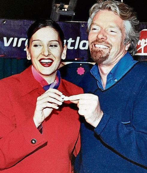 Mandy Smith, junto al dueño de la compañía Virgin Atlantic, Richard Branson, y posando en un avión. 