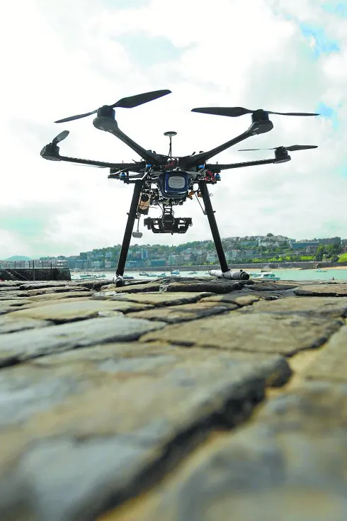 Un dron posa sobre la isla Santa Clara de San Sebastián. 