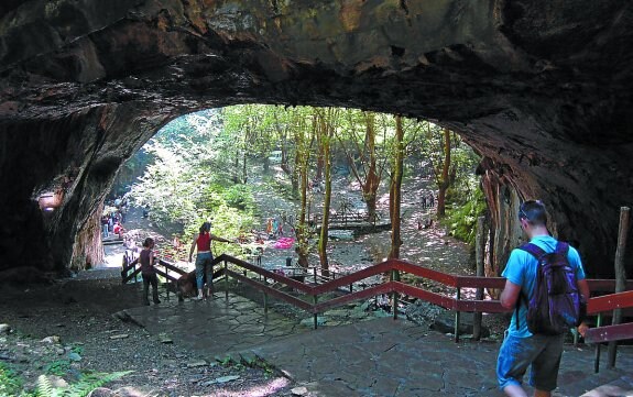 Turistas en la Cueva de Zugarramurdi, escenario, también, de cine.
