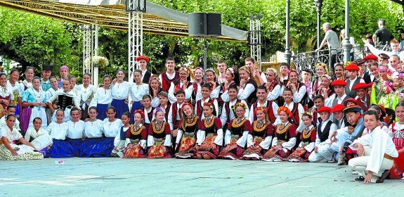 Componentes de los cinco grupos que participan en el Gaztefolk, minutos antes de dar comienzo al taller que celebraron ayer en la plaza del Ensanche.
