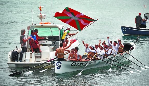 La tripulación de la Enbata celebra su triunfo de ayer en aguas de Zumaia. 