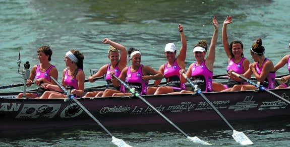 Las sanjuandarras saludan a los aficionados tras su victoria de ayer en Getxo.
