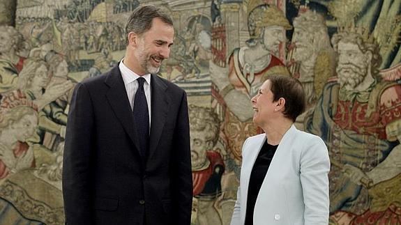 El Rey Felipe VI posa con Uxue Barkos, primera presidenta nacionalista de Navarra. 