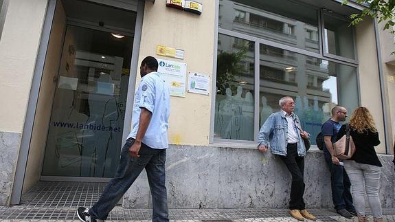 Un hombre entra en una oficina de lanbide. 