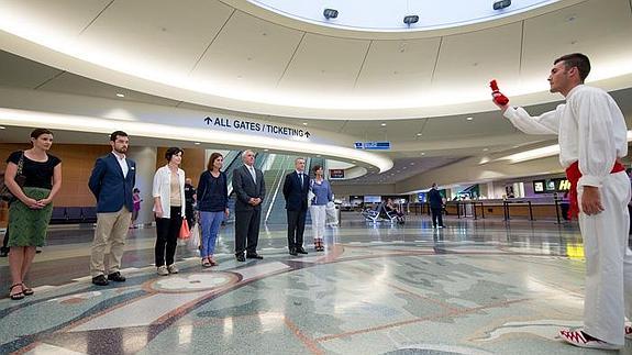 El lehendakari ha sido recibido en el aeropuerto por las personas organizadoras del Jaialdi