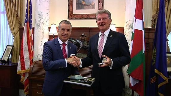 El lehendakari, Iñigo Urkullu, y el Gobernador del Estado de Idaho, C.L. 'Butch' Otter, se dan la mano.