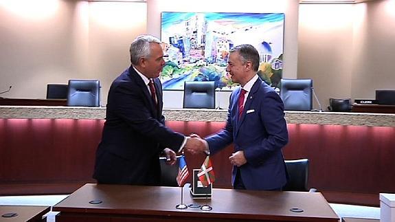 El alcalde de Boise, David Bieter, saluda al lehendakari, Iñigo Urkullu.