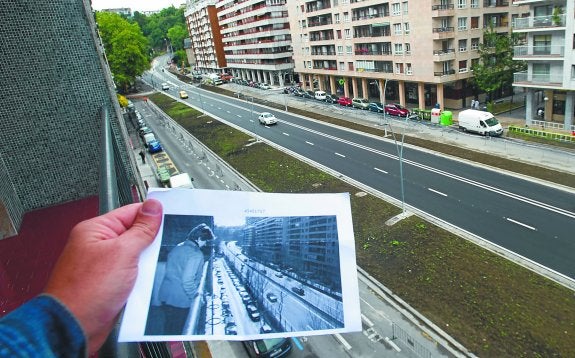 Una vecina de los portales impares de Carlos I muestra desde su balcón una imagen de cómo era la avenida antes de la reforma.