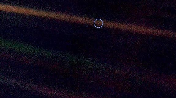 El punto azul pálido en la franja marrón superior es la Tierra vista por la ‘Voyager 1’ desde 6.000 millones de kilómetros en 1990.