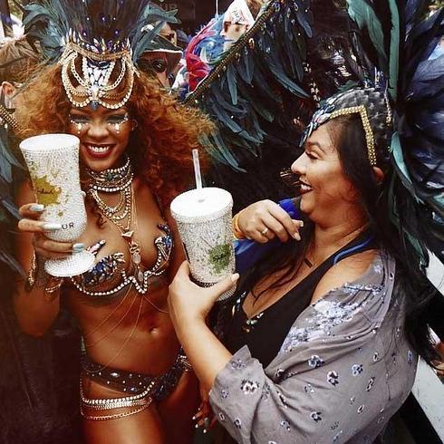Rihanna disfruta del Día Kadooment, una especie de 'canaval' en Barbados. 