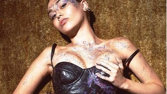 Miley Cyrus, desnuda y desfasada junto a su novia en una fiesta
