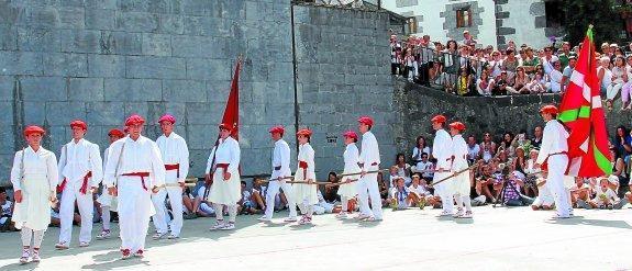 Leitzako Aurrera elkarteko Ezpadantzariek plazara sartu eta buelta eman zuten agintarien aurrean dantzatu baino lehen. 