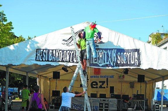 Preparación. Colocando el 'Tomate mozkorra' el año pasado. 