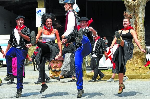 Giro ezin hobe izan zuten jaietako lehen egunean gazteek.