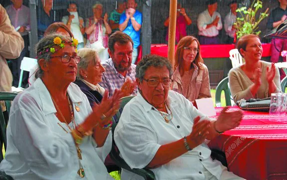 Ana Mari, en el centro, acompañada por su hermana Maria José y Uxue Barkos, entre otros. 