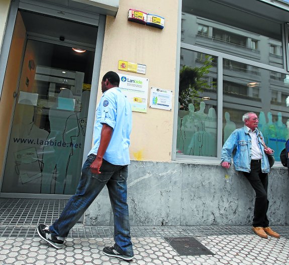 Un demandante de empleo extranjero entra en la oficina de Lanbide de Gros, en Donostia. 