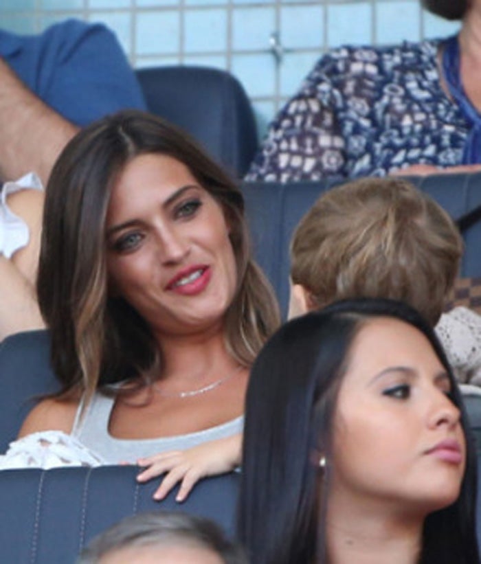 Sara Carbonero con su hijo en la grada del Oporto. 