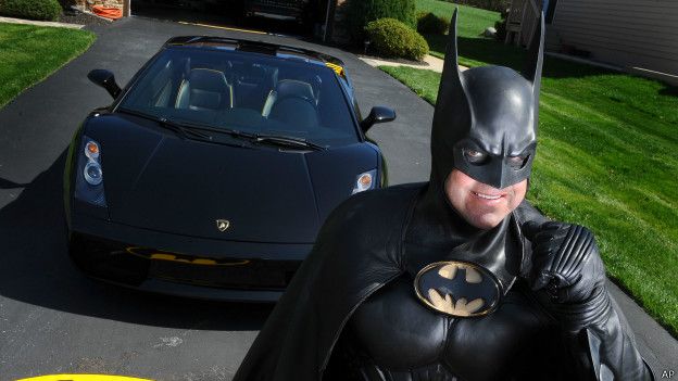 Lenny Robinson disfrazado de Batman ante el Lamborghini que utilizaba. Vídeo: Las imágenes que dieron la vuelta al mundo con su Lamborthini.. 