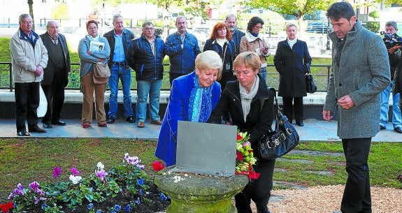 Día de la Memoria. Ofrenda floral a víctimas del terrorismo en Zumarraga, en presencia del alcalde, el socialista Mikel Serrano.