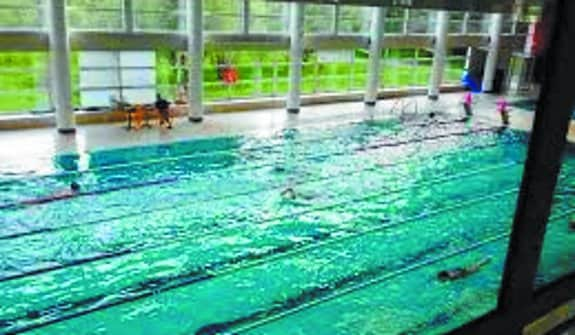 Vista de la piscina grande en las instalaciones de Allurralde.