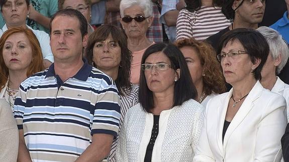 Asier albisu, Alcalde de Arrigorriaga, Izaskun Landaida Presidenta de Emakunde, y Estefanía Beltrán de Heredia, consejera de Seguridad , en la concentración