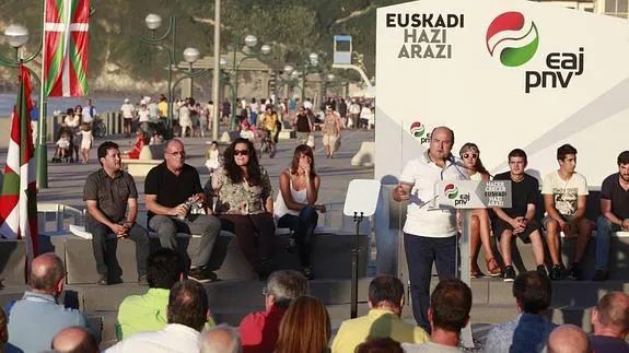 Andoni Ortuzar se dirige a los asistentes al acto político en Zarautz.