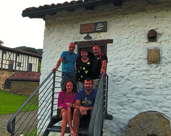 En el Albergue. De pie Carlos de Luis y los hospitaleros Ana y Fermín y sentados el donostiarra Cabanillas y la catalana Serra. 