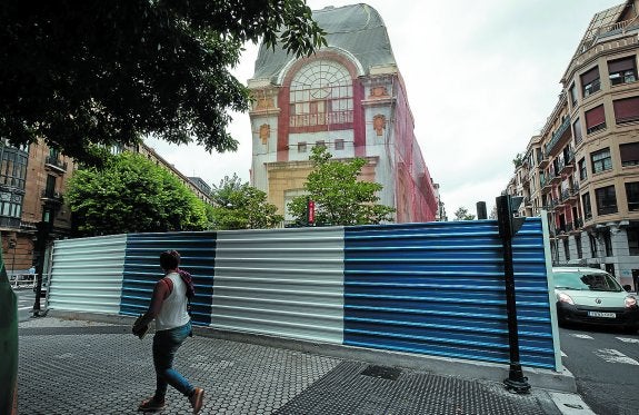 Se ha realizado un vallado de las aceras bajo la cúpula del Bellas Artes como medida de seguridad. 