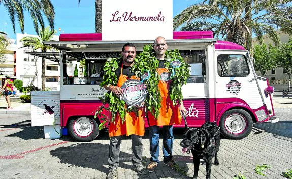 Javier Brichetto y Jonatan Armengol, con su perro guía Jaz, posan delante de 'La Vermuneta'. 