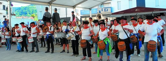 La tamborrada de barriles y tambores acogió a numerosos zizurkildarras, en el inicio de la fiestas, acompañados de la charanga 'Jun da jo'. 