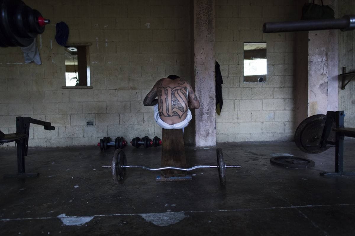 Un recorrido la cárcel más peligrosa de El Salvador, a la que ni los carceleros entran | El Diario Vasco