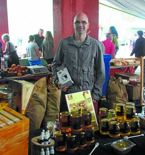 Iñigo Erauskin ganó con el puesto derivados de la miel. 