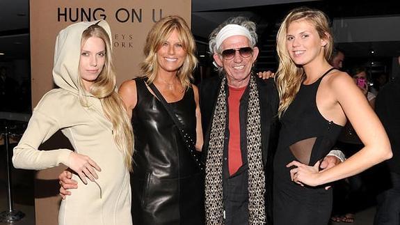 Keith Richards con su esposa, Patti Hansen, y sus hijasTheodora y Alexandra