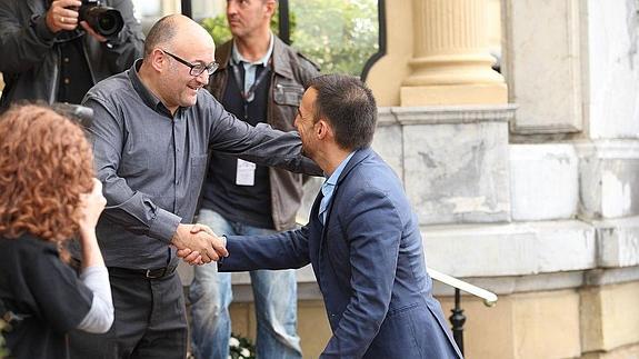 Foto: Rebordinos saluda a Alejandro Amenabar a su llegada a Donostia.  (Arizmendi). Vídeo: primeras llegadas al Zinemaldia. (I. Sánchez) 