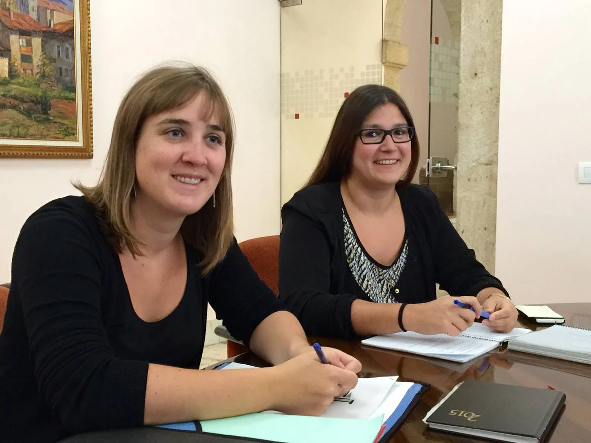 Onintze Guridi (Bagara Herrigintza) y Onintza Andrés, nueva técnica municipal de participación, ayer en el ayuntamiento.