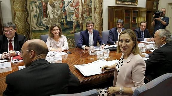 La ministra Ana Pastor presidió ayer la reunión sobre el TAV, a la que acudieron la consejera Oregi y los alcaldes de San Sebastián, Bilbao y Vitoria