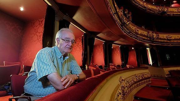 Juan Berasategui, en el palco del teatro Victoria Eugenia en el que estuvo sentada Audrey Hepburn cuando él la vio en 1964. 