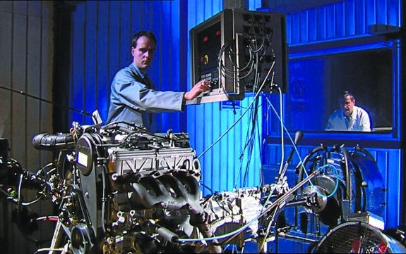 Un operario trabaja en un motor en el laboratorio de Cie Automotive en Amorebieta. 