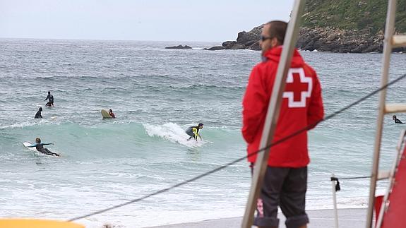 Cruz Roja ha realizado 8.137 asistencias en las playas este verano, 208 más que el año pasado