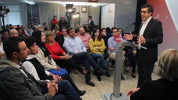 López ha intervenido en un encuentro con afiliados socialistas en la casa del pueblo de Basauri