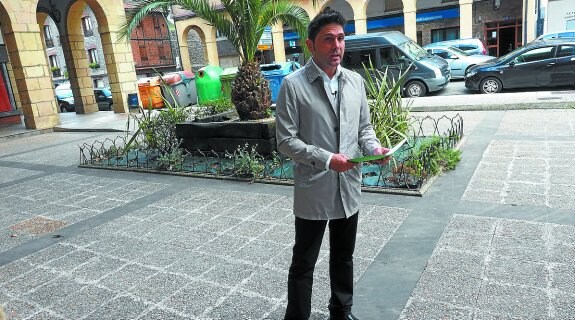 El alcalde Mikel Serrano, en la plazoleta de la Avenida Iparragirre.