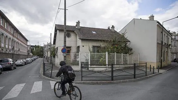 La casa en la que fue arrestado ayer Egoitz Urrutikoetxea, hijo del 'Josu Ternera', en el municipio parisino de Saint-Denis.